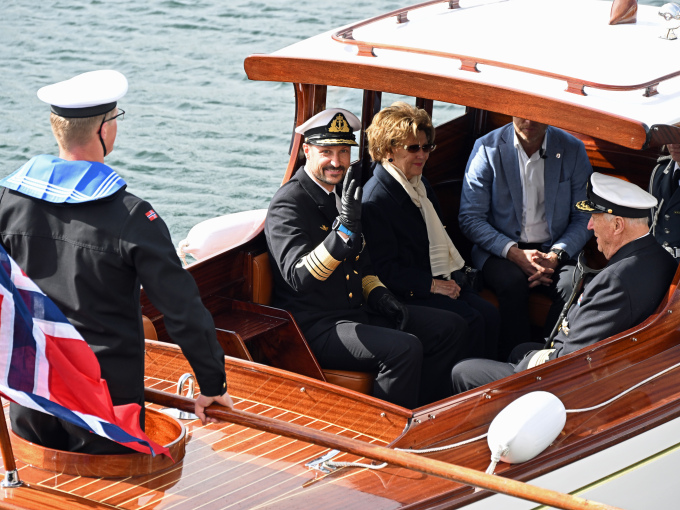 Kong Harald, Dronning Sonja og Kronprins Haakon om bord i sjaluppen før embarkering. Foto: Sven Gj. Gjeruldsen, Det kongelige hoff